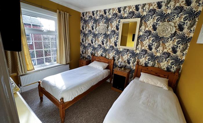 Room 8 Twin Garden View
